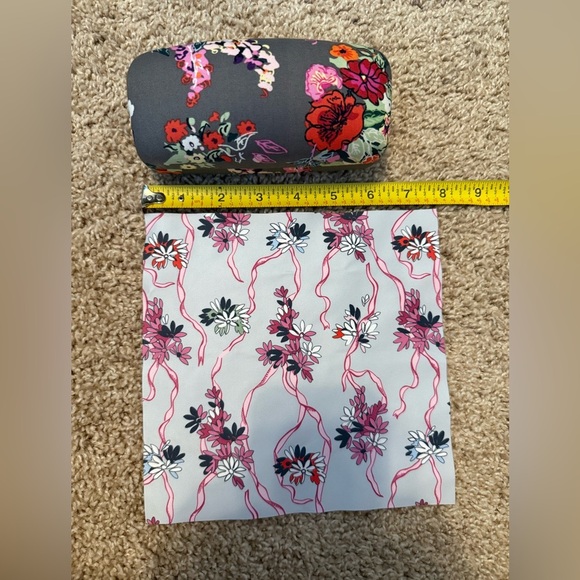 Vera Bradley | Hard Clamshell Sunglasses Case and Lens Cleaning Cloth | Floral - Picture 8 of 10